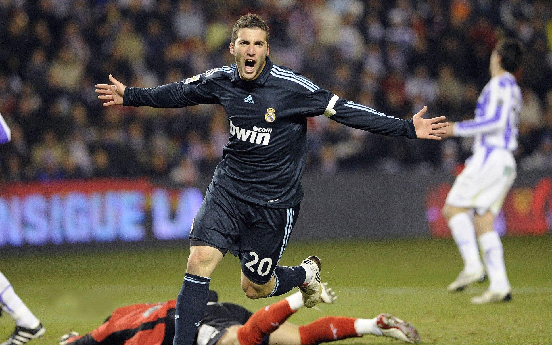 夜读，双星闪耀改写足坛格局，2亿齐飞引领4亿妄为时代